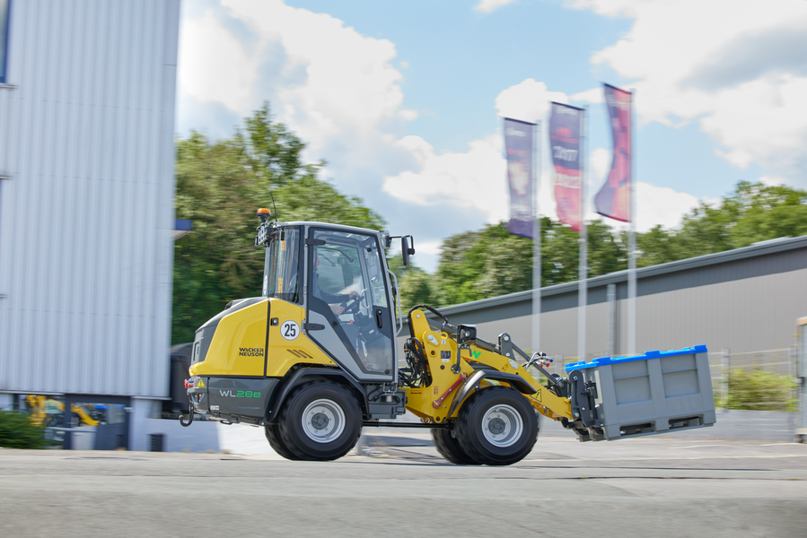 Wacker Neuson wheel loader WL28e with cabin in application
